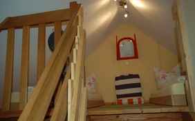 Sonnenschein und Storchennest im obersten Stock mit Schlafgalerie für die Kinder